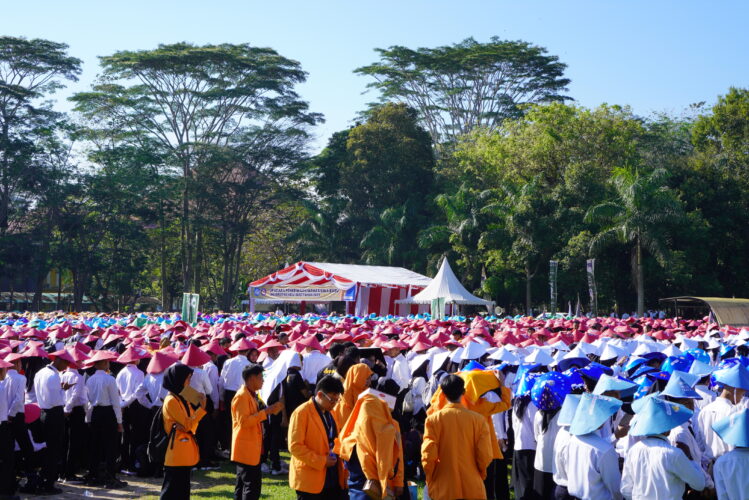 Civitas Academica UHO Menyambut Mahasiswa Baru