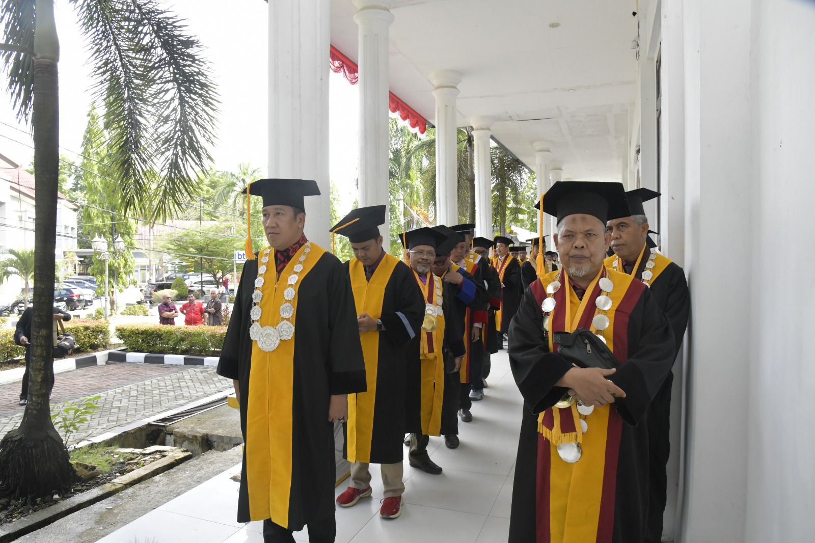 RAPAT SENAT TERBUKA UHO, DALAM RANGKA WISUDA PERIODE JULI – OKTOBER 2025 GELOMBANG KEEMPAT REKTOR KUKUHKAN SEBANYAK 698 WISUDAWAN
