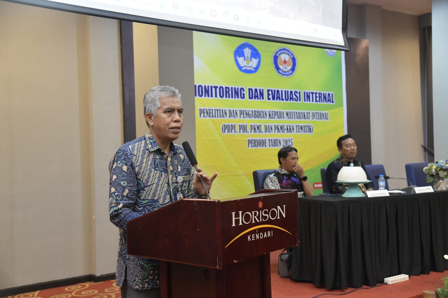 WAKIL REKTOR BIDANG AKADEMIK UHO BUKA KEGIATAN MONITORING DAN EVALUASI KEGIATAN PENELITIAN DAN PENGABDIAN KEPADA MASYARAKAT INTERNAL UHO TAHUN 2025