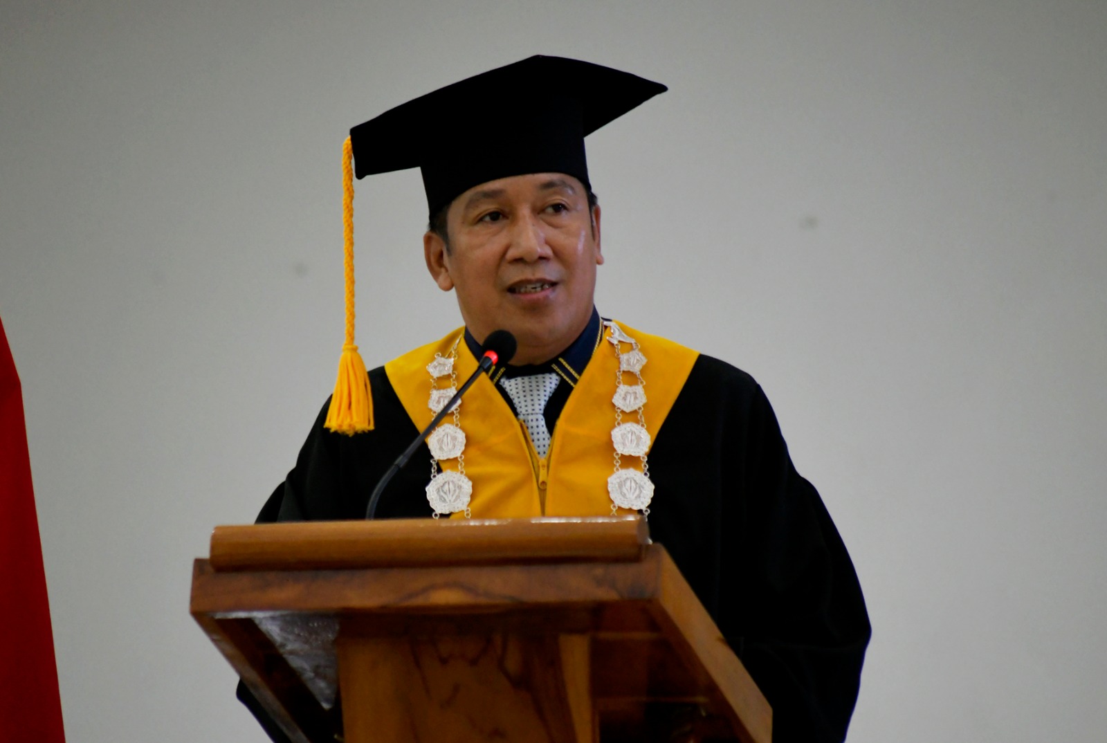 WISUDA PERDANA TAHUN 2026 REKTOR KUKUHKAN 767 WISUDAWAN
