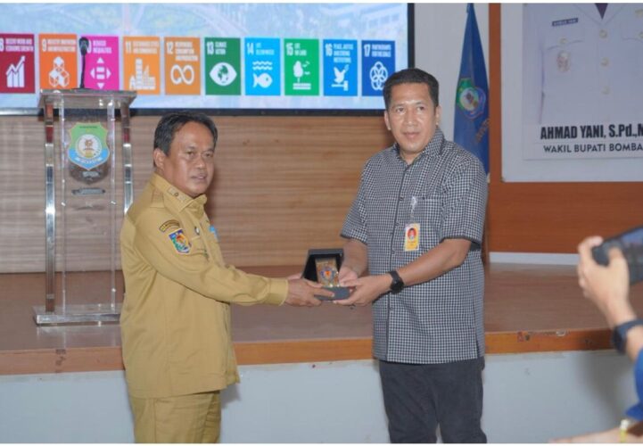 REKTOR UHO LEPAS 610 MAHASISWA KKN REGULER DI KABUPATEN BOMBANA