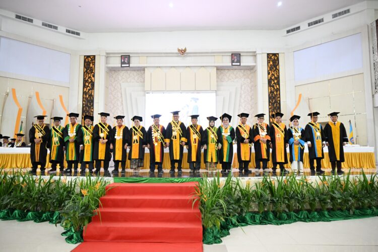 PLT REKTOR UHO KUKUHKAN 8 PROFESOR DARI 5 FAKULTAS
