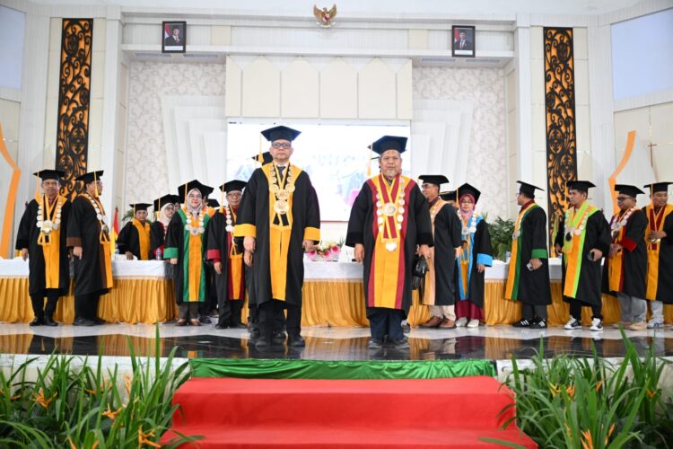 WISUDA PERIODE ENAM REKTOR LANTIK 732 WISUDAWAN/WISUDWATI