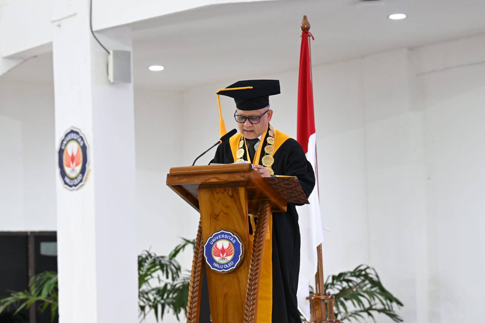WISUDA PERIODE TUJUH REKTOR KUKUHKAN 763 WISUDAWAN/WISUDAWATI