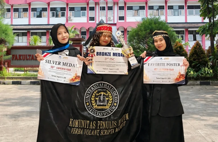 TIGA MAHASISWA FH UHO RAIH MEDALI KOMPETISI INTERNASIONAL DI THAILAND