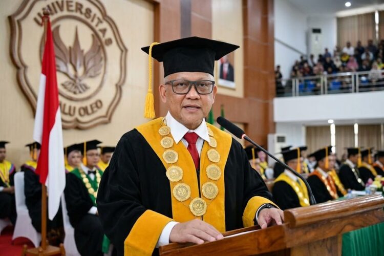 WISUDA PERIODE SEPULUH REKTOR LANTIK 736 WISUDAWAN/WISUDAWATI